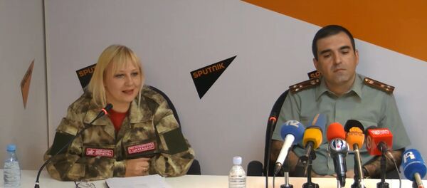 Руководитель проекта «Союз – Наследники Победы» Анна Николаевна Баканач  и руководитель военно-спортивного лицея им. Монте Мелконяна полковник Виталий Восканян - Sputnik Армения