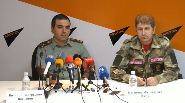 Начальник военно-спортивного лицея им. Монте Мелконяна полковник Виталий Восканян и руководитель культурной программы «Союз 2015 – Наследники Победы» Владимир Михайлович Мазур - Sputnik Армения