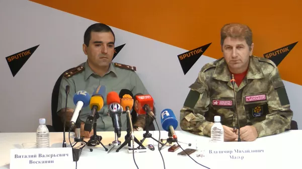Начальник военно-спортивного лицея им. Монте Мелконяна полковник Виталий Восканян и руководитель культурной программы «Союз 2015 – Наследники Победы» Владимир Михайлович Мазур Начальник военно-спортивного лицея им. Монте Мелконяна полковник Виталий Восканян и руководитель культурной программы «Союз 2015 – Наследники Победы» Владимир Михайлович Мазур - Sputnik Армения