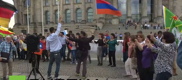 Հայերը շուրջպար են բռնել Բունդեսթագի առաջ Հայերը շուրջպար են բռնել Բունդեսթագի առաջ - Sputnik Արմենիա