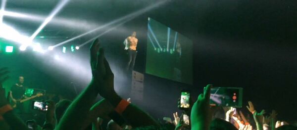 Святослав Вакарчук удивил идеальной фигурой ереванцев и гостей столицы, раздевшись во время зажигате Святослав Вакарчук удивил идеальной фигурой ереванцев и гостей столицы, раздевшись во время зажигате - Sputnik Армения