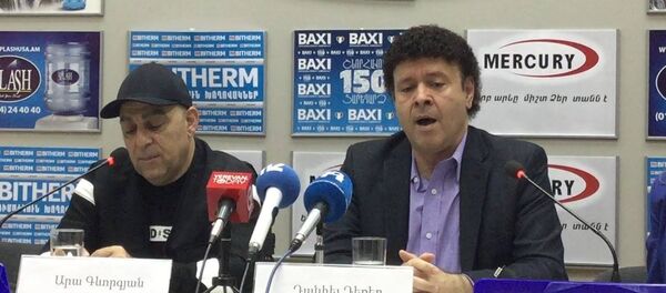 Американский певец Даниель Декер спел армянскую Песню бойца Американский певец Даниель Декер спел армянскую Песню бойца - Sputnik Армения