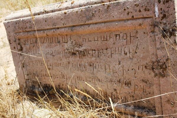 Могила близ армянской часовни в Мангистауской области Могила близ армянской часовни в Мангистауской области - Sputnik Армения