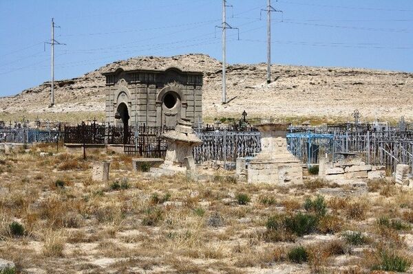 Кладбище неподалеку от армянской часовни в Мангистауской области Кладбище неподалеку от армянской часовни в Мангистауской области - Sputnik Армения