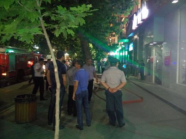 МЧС получило сообщение о том, что в офисе Армбизнесбанка заложена бомба. МЧС получило сообщение о том, что в офисе Армбизнесбанка заложена бомба. - Sputnik Армения