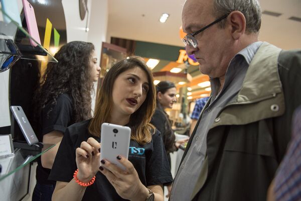 Во время презентации армянского смартфона Armphone (6 июня 2016). Еревaн - Sputnik Армения