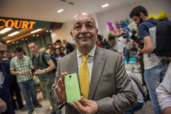 Директор TSD Ваан Шакарян во время презентации армянского смартфона Armphone (6 июня 2016). Еревaн Директор TSD Ваан Шакарян во время презентации армянского смартфона Armphone (6 июня 2016). Еревaн - Sputnik Արմենիա