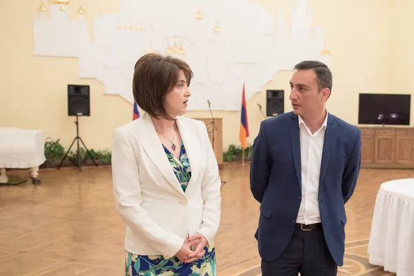 Благотворительная акция в рамках встречи участников клуба Гермес. Главный врач больницы Мурацан Баграт Бавеян и главный эндокринолог Армении Елена Агаджанова Благотворительная акция в рамках встречи участников клуба Гермес. Главный врач больницы Мурацан Баграт Бавеян и главный эндокринолог Армении Елена Агаджанова - Sputnik Армения