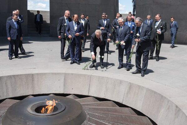 Президент Чехии Милош Земан в Ереване почтил память жертв Геноцида армян Президент Чехии Милош Земан в Ереване почтил память жертв Геноцида армян - Sputnik Армения