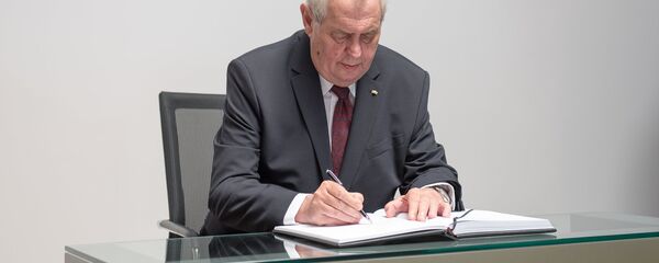 Президент Чехии Милош Земан в Ереване почтил память жертв Геноцида армян Президент Чехии Милош Земан в Ереване почтил память жертв Геноцида армян - Sputnik Армения