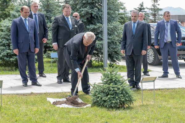 Президент Чехии Милош Земан в Ереване почтил память жертв Геноцида армян Президент Чехии Милош Земан в Ереване почтил память жертв Геноцида армян - Sputnik Армения