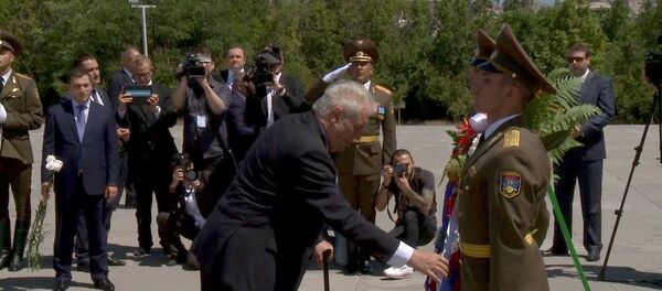 Президент Чехии Милош Земан посетил Мемориал жертв геноцида армян Президент Чехии Милош Земан посетил Мемориал жертв геноцида армян - Sputnik Армения