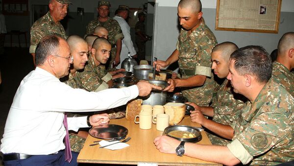 Министр Обороны Армении Сейран Оганян ужинает с солдатами - Sputnik Արմենիա