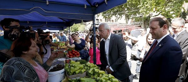 Երևանի քաղաքապետն ու ՀՀ գյուղնախարարը գնումներ են կատարել տոնավաճառից Երևանի քաղաքապետն ու ՀՀ գյուղնախարարը գնումներ են կատարել տոնավաճառից - Sputnik Արմենիա