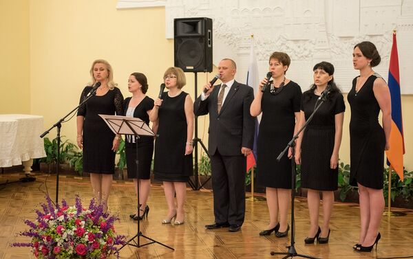 Сотрудники посольства России исполнили песню на армянском языке - Sputnik Армения