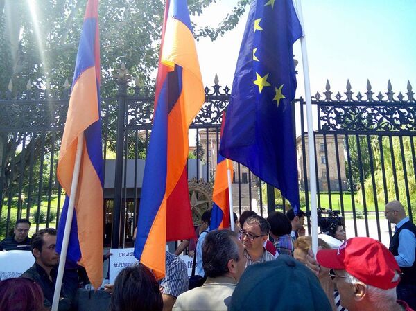 Акция протеста у здания парламента Армении Акция протеста у здания парламента Армении - Sputnik Արմենիա