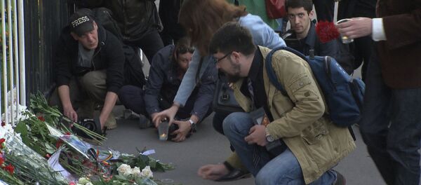 СПУТНИК_Цветы и свечи у посольства США в Москве в память о жертвах трагедии в Орландо СПУТНИК_Цветы и свечи у посольства США в Москве в память о жертвах трагедии в Орландо - Sputnik Армения