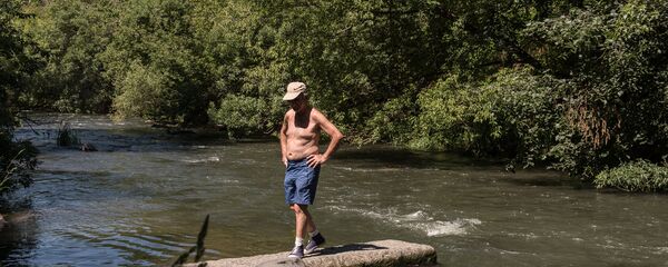 Армянские мужчины пропагандируют здоровый образ жизни на берегу реки Раздан Армянские мужчины пропагандируют здоровый образ жизни на берегу реки Раздан - Sputnik Армения