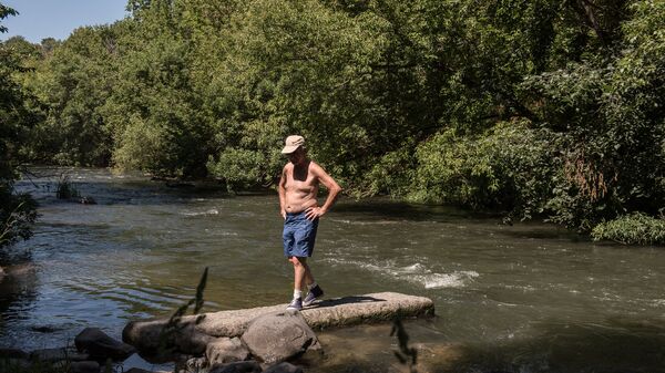 Армянские мужчины пропагандируют здоровый образ жизни на берегу реки Раздан - Sputnik Արմենիա