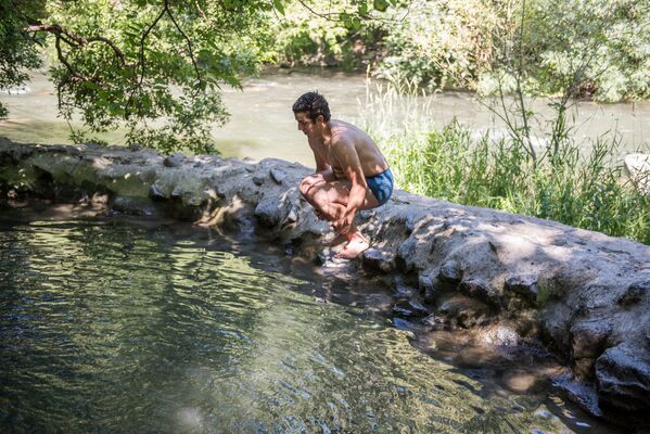 Молодой человек прыгает в воду на берегу реки Раздан - Sputnik Армения