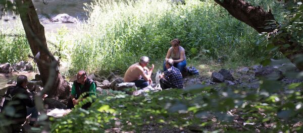 Армянские мужчины пропагандируют здоровый образ жизни на берегу реки Раздан Армянские мужчины пропагандируют здоровый образ жизни на берегу реки Раздан - Sputnik Արմենիա