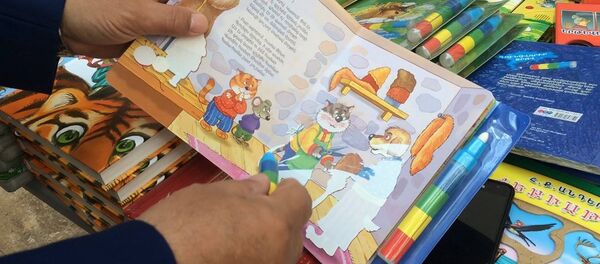 Армянские чудо-книжки покоряют сердца юных читателей - Sputnik Армения