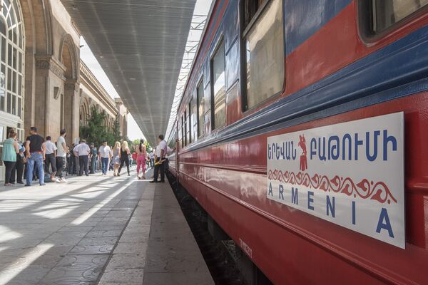 Поезд Ереван-Батуми Поезд Ереван-Батуми - Sputnik Армения
