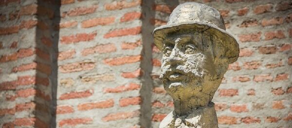 Бюст Александра Манташева во дворе армянской церкви Нор-Эчмиадзин в Тбилиси - Sputnik Արմենիա