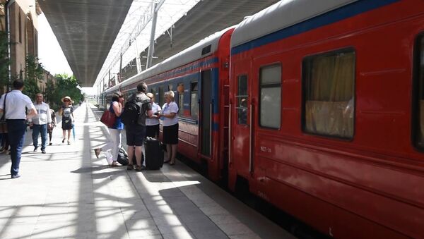 Первый в этом году фирменный поезд Армения отправился в путь по маршруту Ереван-Батуми-Ереван - Sputnik Армения