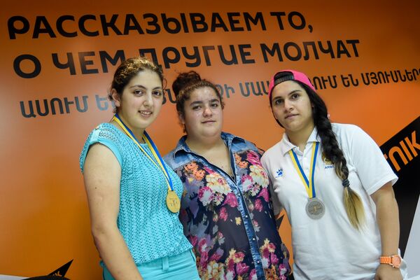 Чемпионки Европы по тяжелой атлетике Арпине Далалян, Аида Манукян и Сона Погосян Чемпионки Европы по тяжелой атлетике Арпине Далалян, Аида Манукян и Сона Погосян - Sputnik Армения
