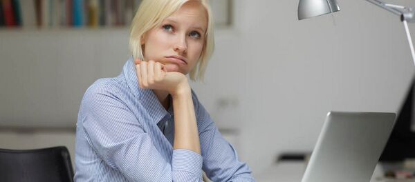 Женщина работает за компьютером Женщина работает за компьютером - Sputnik Армения