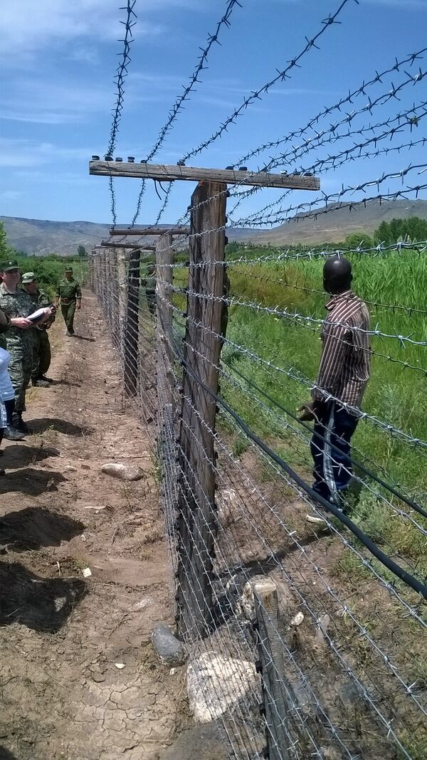 Сотрудники Пограничного управления ФСБ России в Республике Армения задержали гражданина Анголы, который незаконно пересёк армяно-турецкую границу Сотрудники Пограничного управления ФСБ России в Республике Армения задержали гражданина Анголы, который незаконно пересёк армяно-турецкую границу - Sputnik Армения