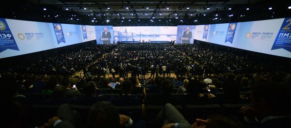 Пленарное заседание На пороге новой экономической реальности в рамках ПМЭФ - Sputnik Армения