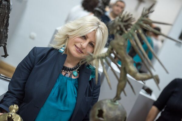 Арев Петросян на выставке своего отца Беника Петросяна Арев Петросян на выставке своего отца Беника Петросяна - Sputnik Армения