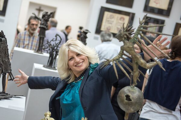 Арев Петросян на выставке своего отца Беника Петросяна Арев Петросян на выставке своего отца Беника Петросяна - Sputnik Արմենիա