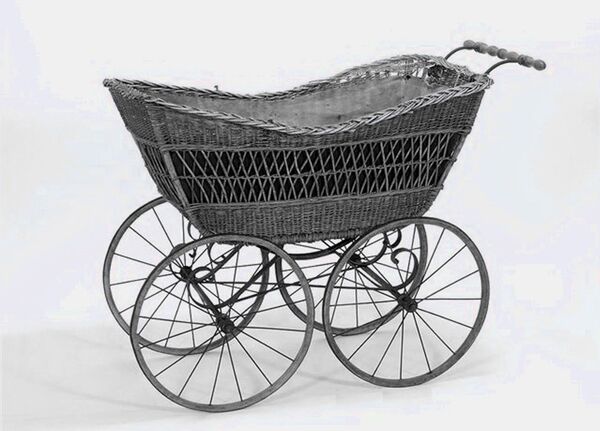 Детская коляска 1955 и 1957 годов Детская коляска 1955 и 1957 годов - Sputnik Արմենիա