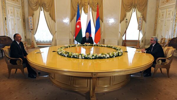 Президент России Владимир Путин (в центре), президент Азербайджана Ильхам Алиев (слева) и президент Армении Серж Саргсян (справа) - Sputnik Արմենիա