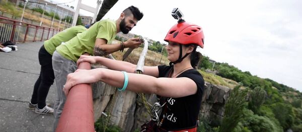 Новое увлечение армянской молодежи роупджампинг набирает обороты - Sputnik Армения