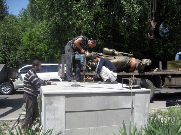 Скульптуры Дживани и Шерама вернули в Центральный парк Гюмри Скульптуры Дживани и Шерама вернули в Центральный парк Гюмри - Sputnik Արմենիա