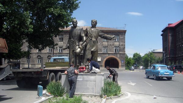 Скульптуры Дживани и Шерама вернули в Центральный парк Гюмри - Sputnik Армения