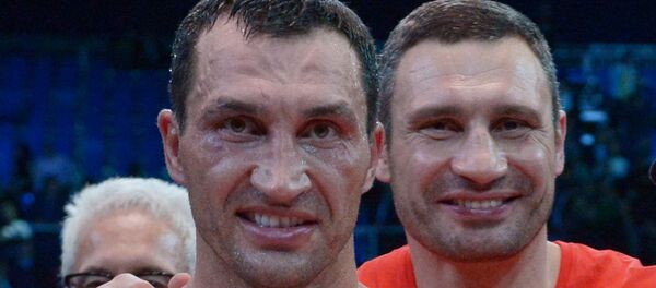 Украинец Владимир Кличко (слева) и украинец Виталий Кличко (справа) Украинец Владимир Кличко (слева) и украинец Виталий Кличко (справа) - Sputnik Армения