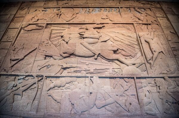 Барельеф Давид Сасунский  скульптора Арташеса Овсепяна - Sputnik Արմենիա