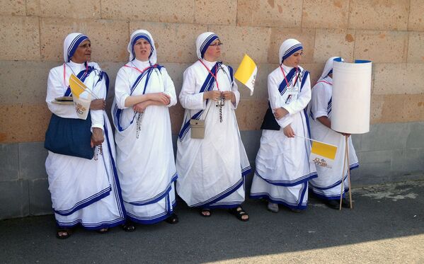 Монахини ждут прибытия Папы Римского Франциска I в аэропорту Звартноц - Sputnik Армения