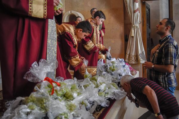 Чин освящения винограда Чин освящения винограда - Sputnik Армения