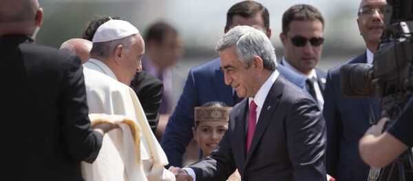Папа Римский Франциск I прибыл в Армению. В аэропорту его встретил президент Армении Серж Саргсян - Sputnik Армения