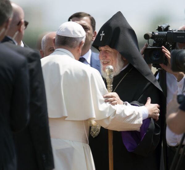 Папа Римский Франциск I прибыл в Армению. В аэропорту его встретил Католикос Гарегин II - Sputnik Армения