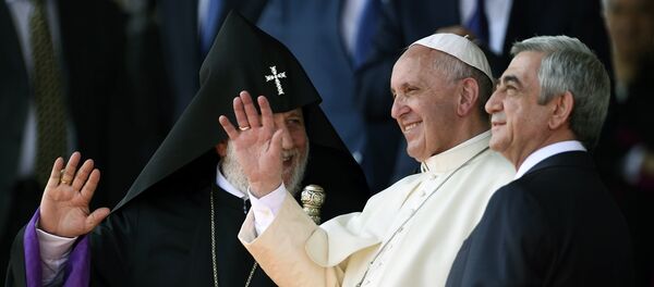 Папа Римский Франциск I с президентом Армении Сержем Саргсяном и Католикосом Гарегином II Папа Римский Франциск I с президентом Армении Сержем Саргсяном и Католикосом Гарегином II - Sputnik Армения