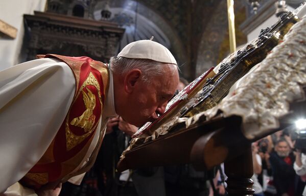 Папа Римский Франциск приложился к Евангелию и кресту в Кафедральном соборе Эчмиадзина - Sputnik Армения