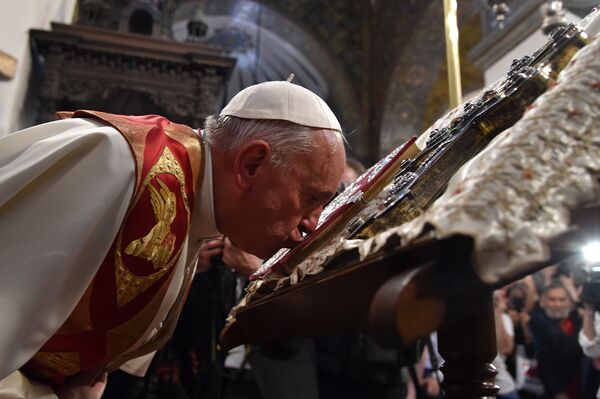 Папа Римский Франциск приложился к Евангелию и кресту в Кафедральном соборе Эчмиадзина - Sputnik Армения