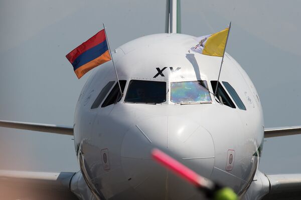 Հռոմի պապի ինքնաթիռը վայրէջք կատարեց Զվարթնոց օդանավակայանում - Sputnik Արմենիա